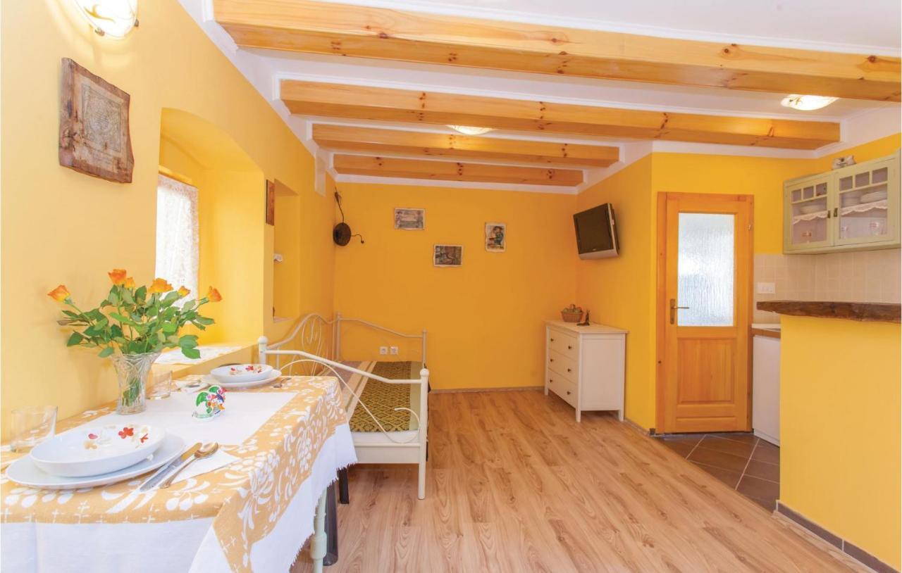 1 Bedroom Beautiful Apartment In Omišalj Exteriör bild
